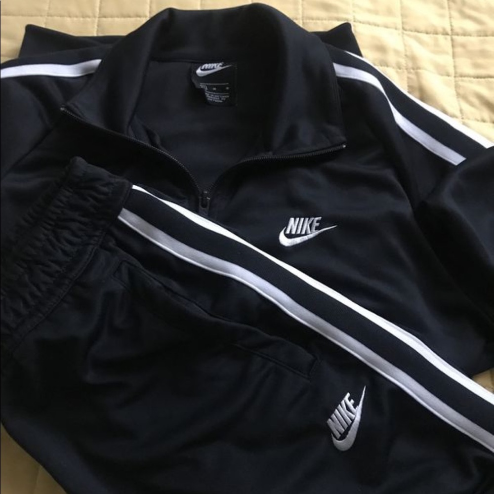 Authentic Nike Women Blk&Wht Tracksuit/Sweatsuit